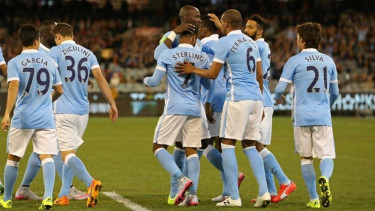 Para pemain ManCity merayakan gol