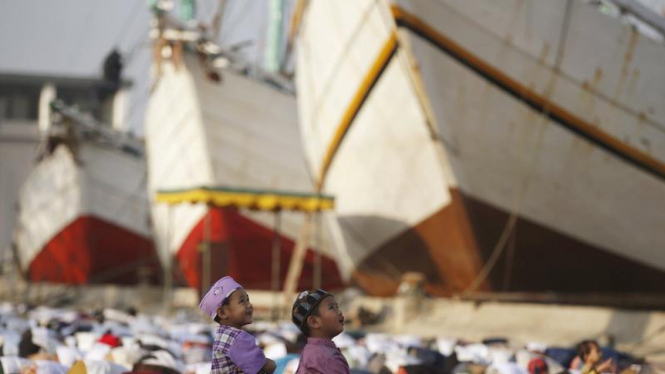 Kapal tradisional Phinisi Pelabuhan Sunda Kelapa bocah anak-anak