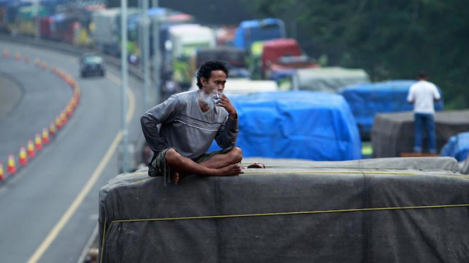 Merokok di atas truk.