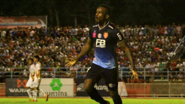Greg Nwokolo usai cetak gol untuk BEC Tero Sasana