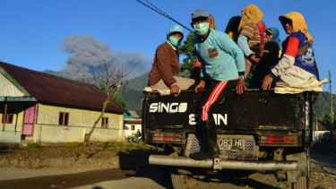 Smukdin dan buruh petik kopi di Dusun Jampit.