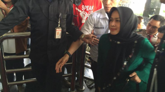 Evy Susanti, istri Gubernur SUmatera Utara menjalani pemeriksaan KPK