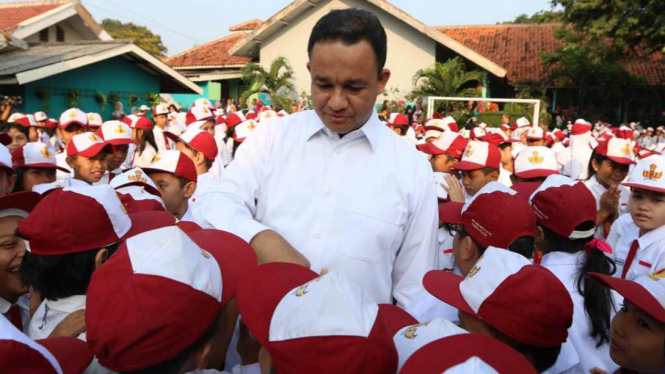 Anies Baswedan saat menjabat Mendikbud mengunjungi SDN 01 Lebak Bulus