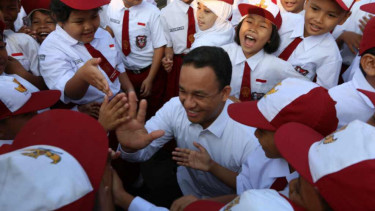 Anies Baswedan saat mengunjungi SDN 01 Lebak Bulus