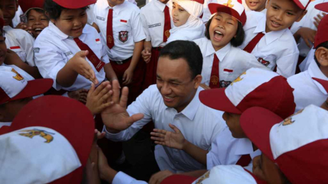 Anies Baswedan saat mengunjungi SDN 01 Lebak Bulus