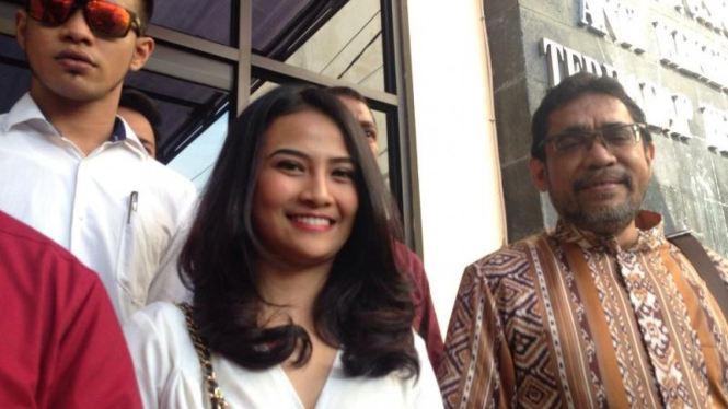 Vanessa Angel (berbaju putih)