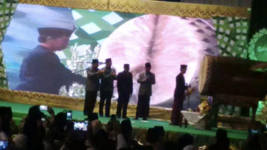 Jokowi Kenakan Sarung Merah saat Buka Muktamar NU