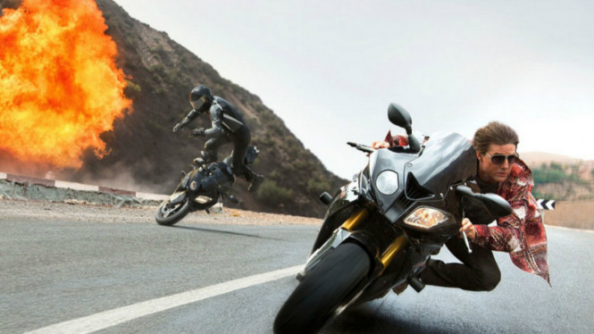 Salah satu aksi Tom Cruise di film Mission Impossible.