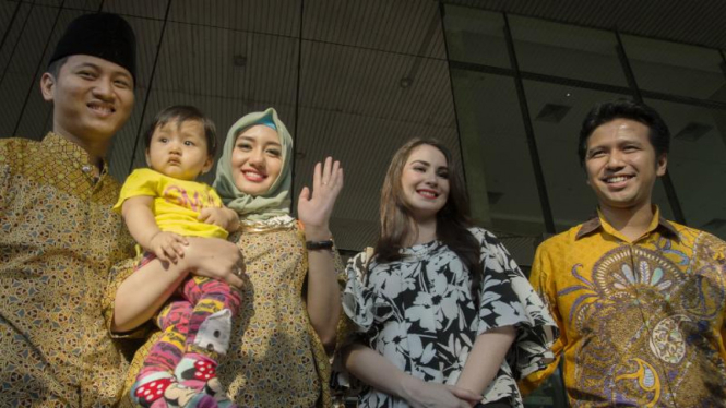 Bupat Emil Dardak dan Istri Arumi Bachsin (kedua kanan) didampingi Muhammad Nur Arifin dan Istri Novita Hardiny usai menyerahkan LHKPN di gedung KPK, Jakarta