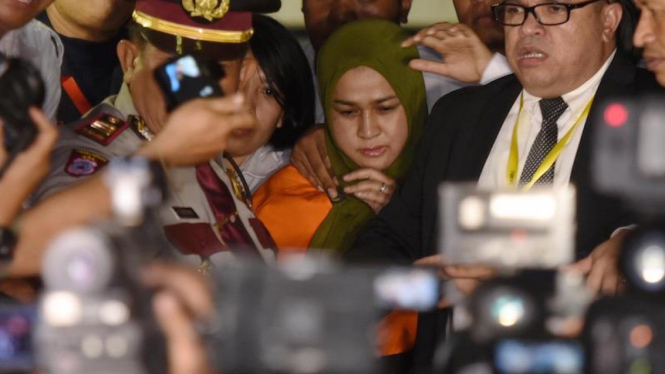 Evi Susanti istri Gubernur Sumut Gatot Pujo Nugroho ditahan KPK.