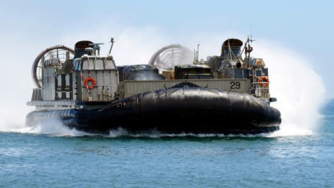 Ilustrasi. Kendaraan amfibi Landing Craft Air Cushion LCAC Marinir AS