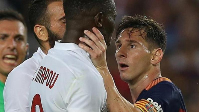Lionel Messi cekik pemain AS Roma Mapou Yanga-Mbiwa