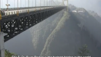 Melintasi Jembatan Ini Bak Berjalan di Atas Awan