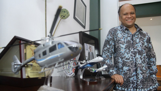 Ilham Habibie dengan maket Pesawat R80.
