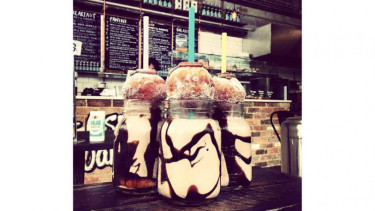 Susu Kocok dengan Topping Donat