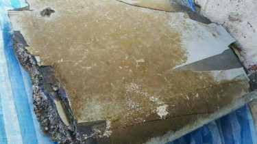 Puing misterius ditemukan di Maladewa, terlihat seperti sayap pesawat.