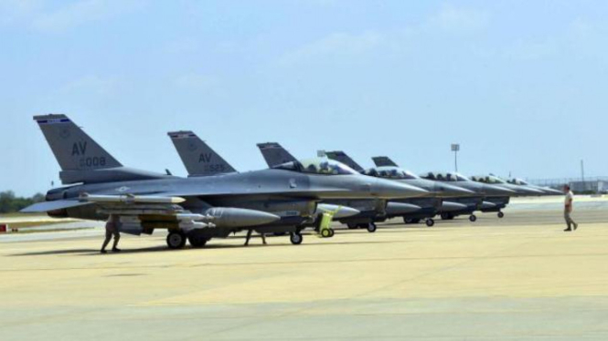 Pesawat F-16 AS