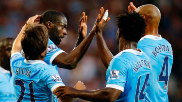 Para pemain Manchester City merayakan gol