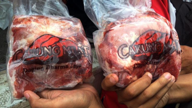 Daging beku operasi pasar Bulog. 