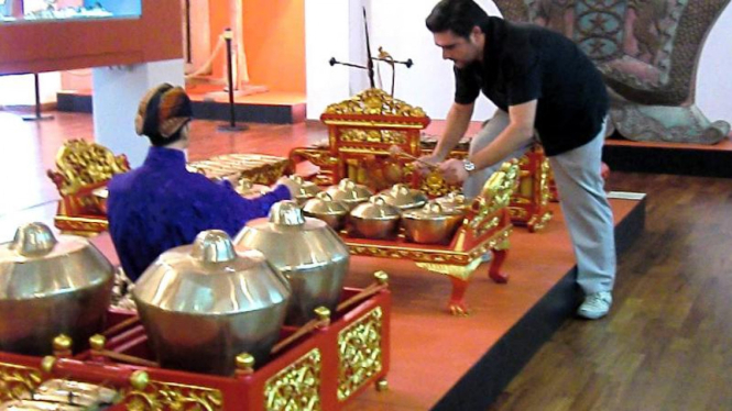 Bermain gamelan.