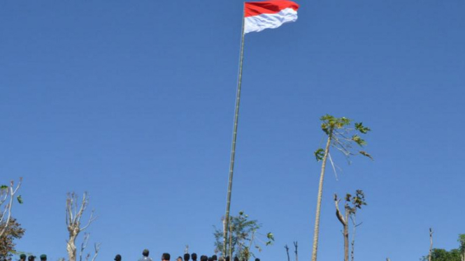 Merah Putih berkibar di bukit perbatasan.