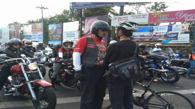 Pesepeda di Yogya hadang konvoi Moge