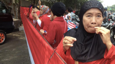 Ratusan Kaum Ibu Jahit Bendera Setengah Kilometer