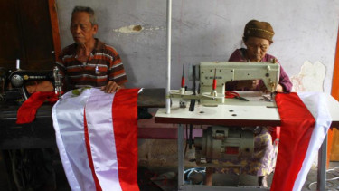 Sabarudin dan Rumani, pasangan penjahit bendera.