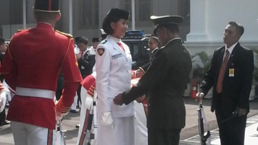 Maria felicia pembawa baki upacara pengibaran bendera