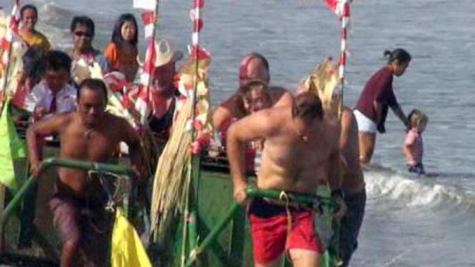 Turis asing ikut lomba HUT Kemerdekaan