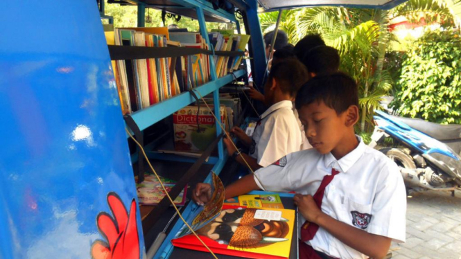 Mobil pintar atau perpustakaan keliling.