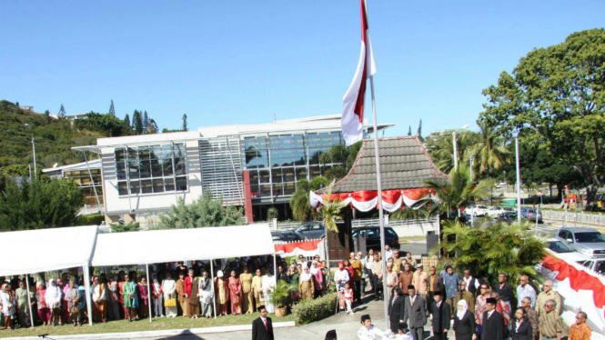 Suasana pengibaran bendera di KJRI Noumea.