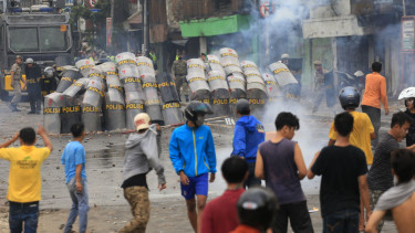  Puluhan warga Kampung Pulo terlibat bentrok dengan petugas Satpol PP di Jalan Jatinegara Barat, Jakarta Timur, Kamis (20/08/2015)