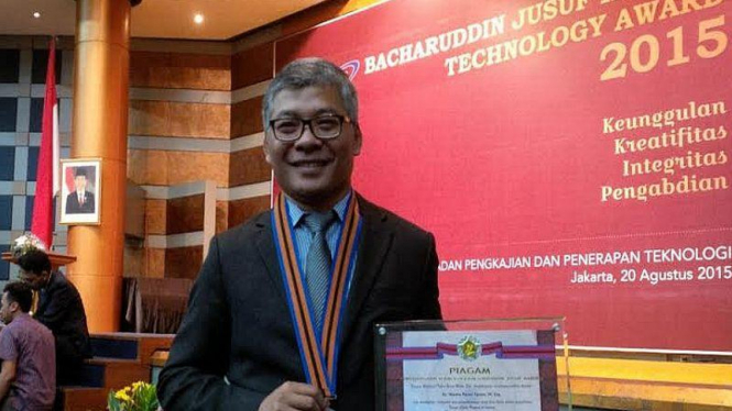 Warsito Purwo Taruno, penemu ECVT. Alat pemindai otak berbentuk helm ini dianggap lebih baik dari CT Scan biasa.