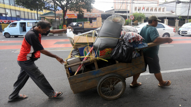 Pindahan Warga Kampung Pulo ke Rusun Jatinegara