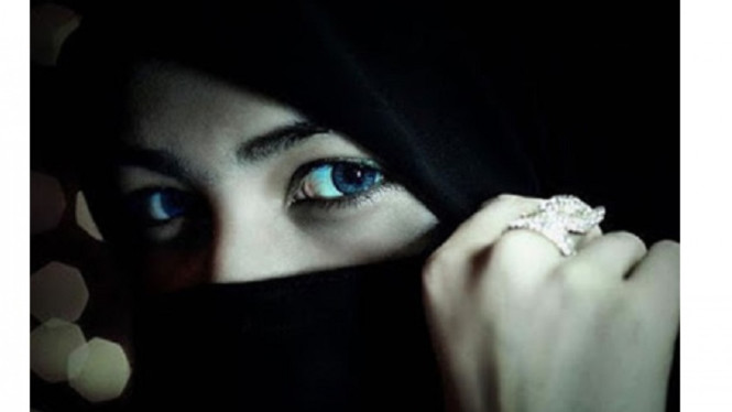 Wanita muslim bercadar.