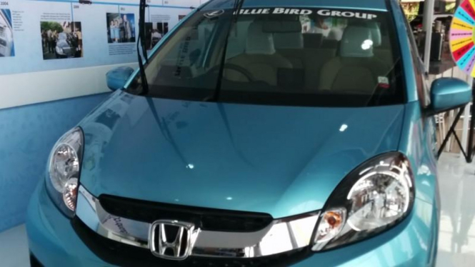 Blue Bird Honda Mobilio.