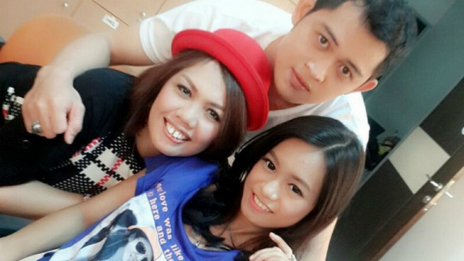 Ely Sugigi bersama Ferry dan anak