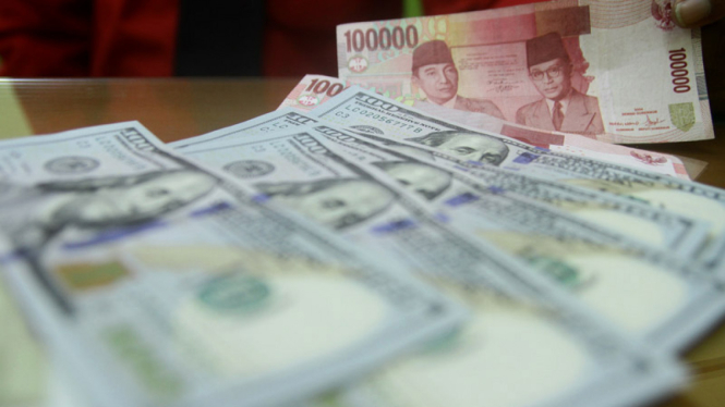  Dolar AS dan rupiah.