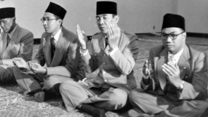 Soekarno berdoa.