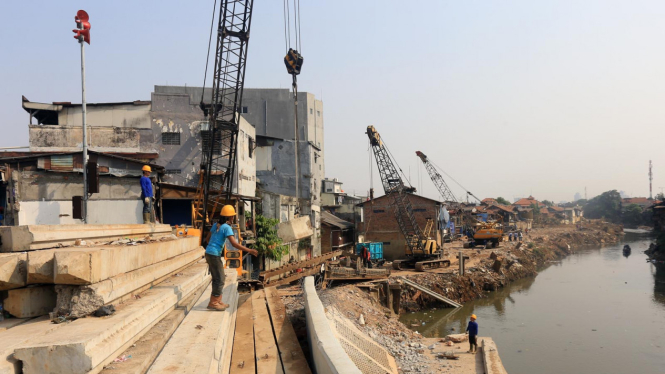 Persiapan Pemasangan Turap Kali Ciliwung di Kampung Pulo