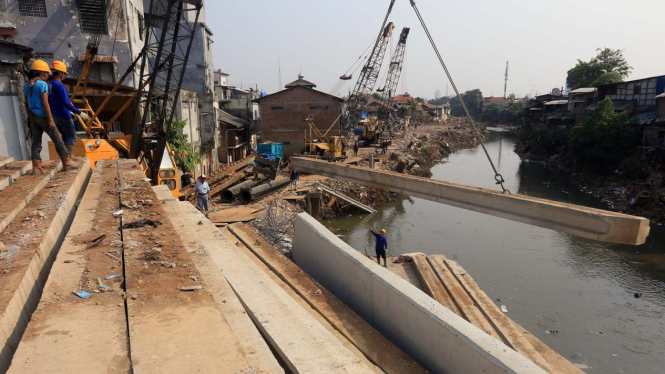 Persiapan Pemasangan Turap Kali Ciliwung di Kampung Pulo