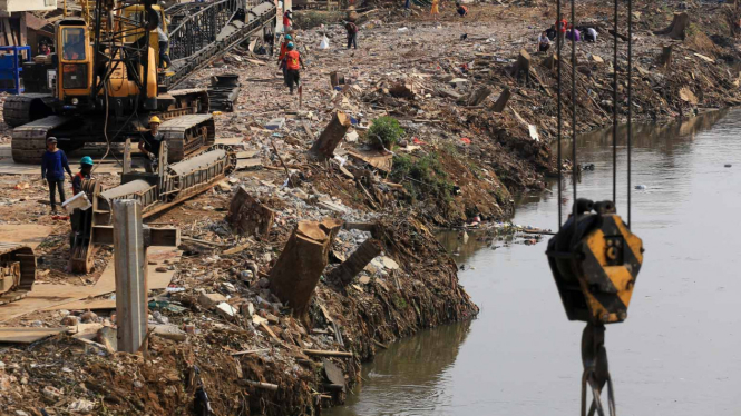 Persiapan Pemasangan Turap Kali Ciliwung di Kampung Pulo