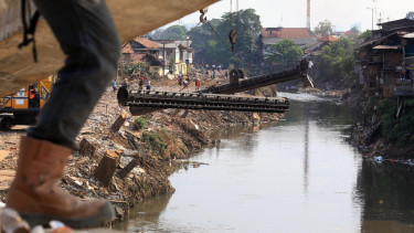 Persiapan Pemasangan Turap Kali Ciliwung di Kampung Pulo