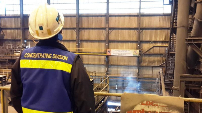Pekerja pabrik pengolahan bijih tambang Freeport di Tembagapura, Papua.