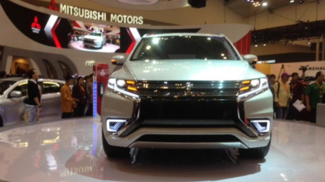 Outlander PHEV di GIIAS 2015.