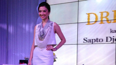 Raline Shah mengenakan scarf kreasi Sapto Djojokartiko