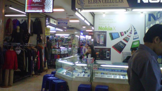 Sepinya penjualan ponsel di konter HP ITC Kuningan