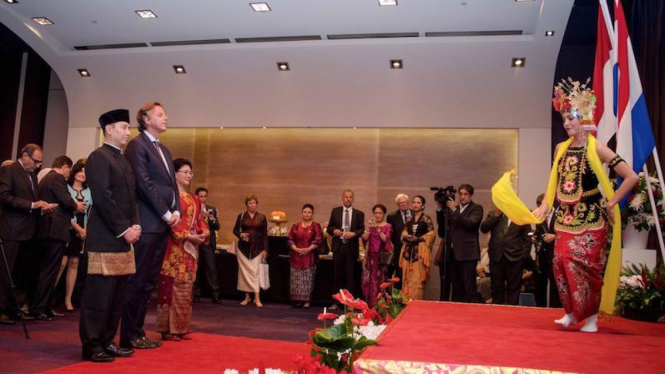 Menlu Belanda Bert Koenders dan Ibnu Wahyutomo