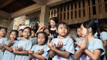Gemulai Balerina Cilik di Tepi Ciliwung